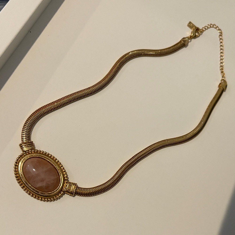 Luxurious Gold Necklace with Rose Quartz Accent